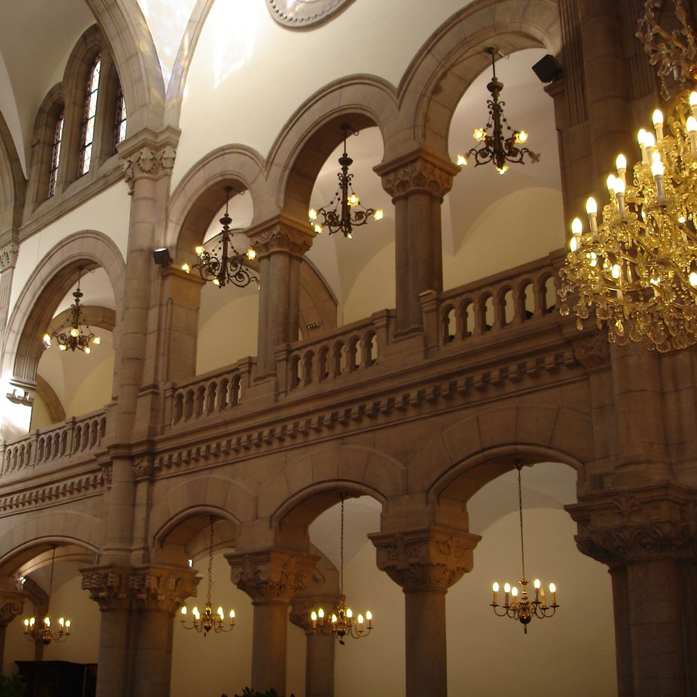 The women's gallery inside the Grande Synagogue
